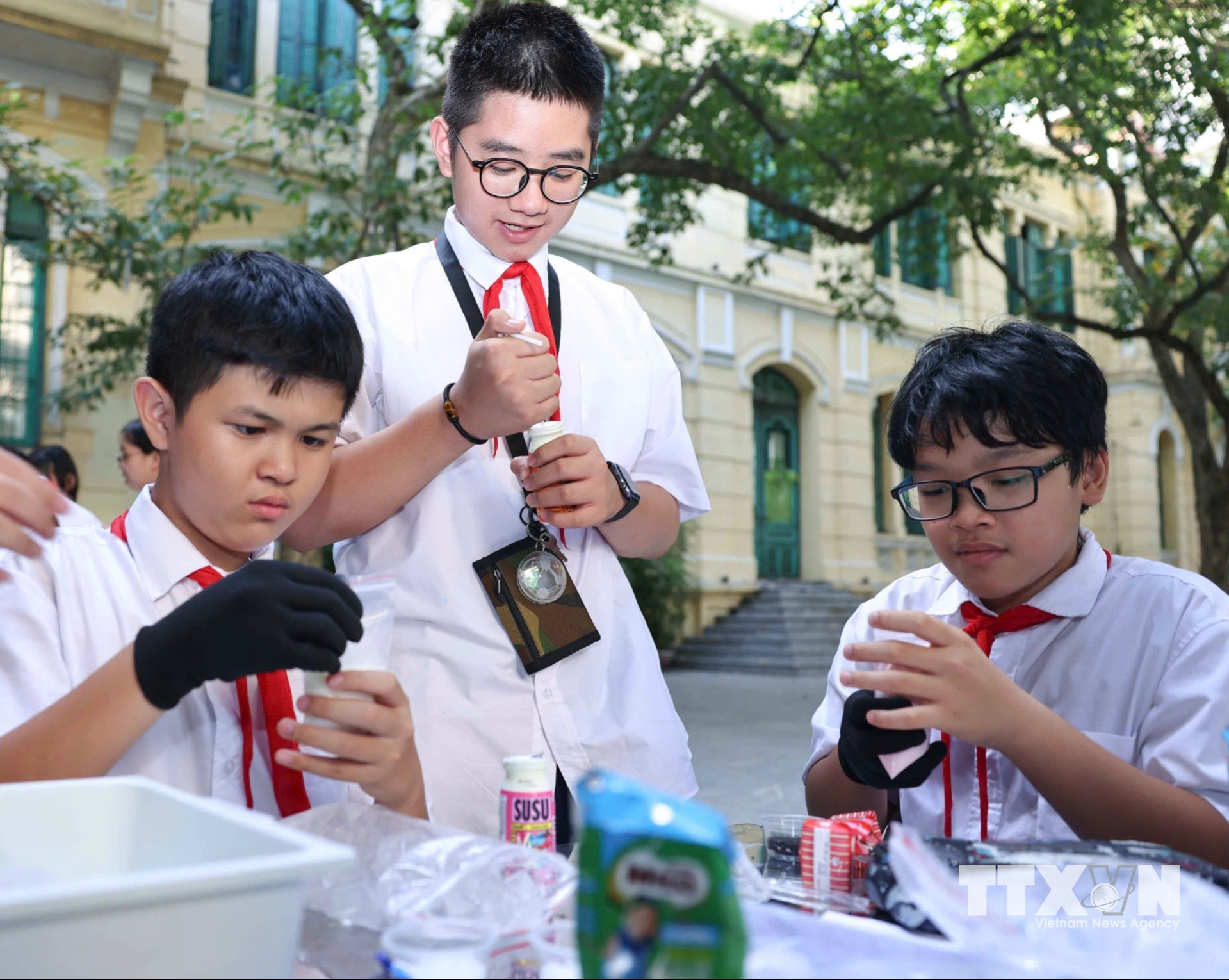 Học sinh thực nghiệm khoa học với hoạt động “Làm kem không cần tủ đông”, theo dõi sự thay đổi nhiệt độ theo thời gian và thử thách thiết kế giải pháp “Giữ kem lâu tan”. (Ảnh: Thanh Tùng/TTXVN)